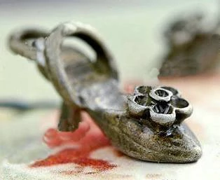 Virágos papucs, cipő fityegő medál, antik bronz színű, 21x6x10 mm