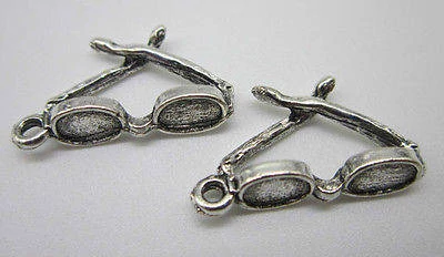 Szemüveg fityegő, medál, antik ezüst színű, 20x11 mm
