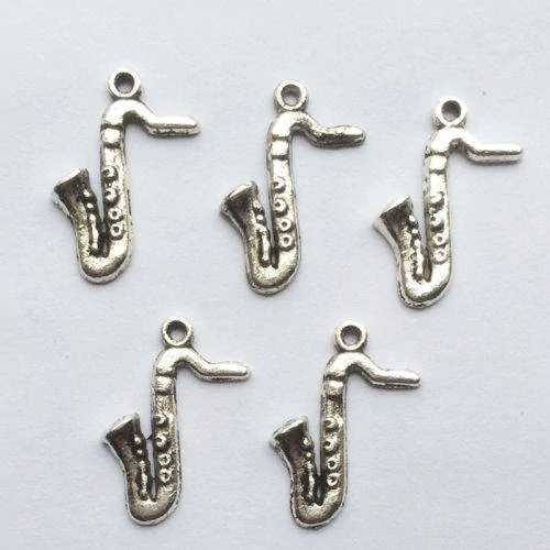 Szaxofon, hangszer fityegő,medál, antik ezüst színű, 21x16 mm