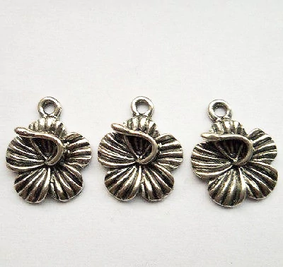 Virág fityegő, medál, antik ezüst színű, 19x16 mm