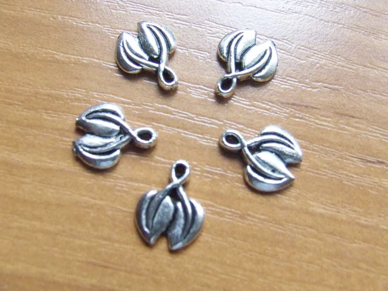 Levél fityegő, medál, antik ezüst színű, 11x14 mm