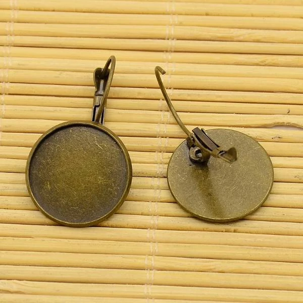 Kerek tányéros, francia kapcsos fülbevalóalap, antik bronz színű , 32x19mm, 18 mm-es lencséhez, 1 pár/cs