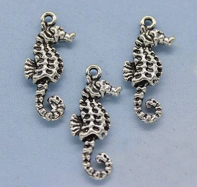 Csikóhal fityegő, medál, antik ezüst színű, 25x11 mm