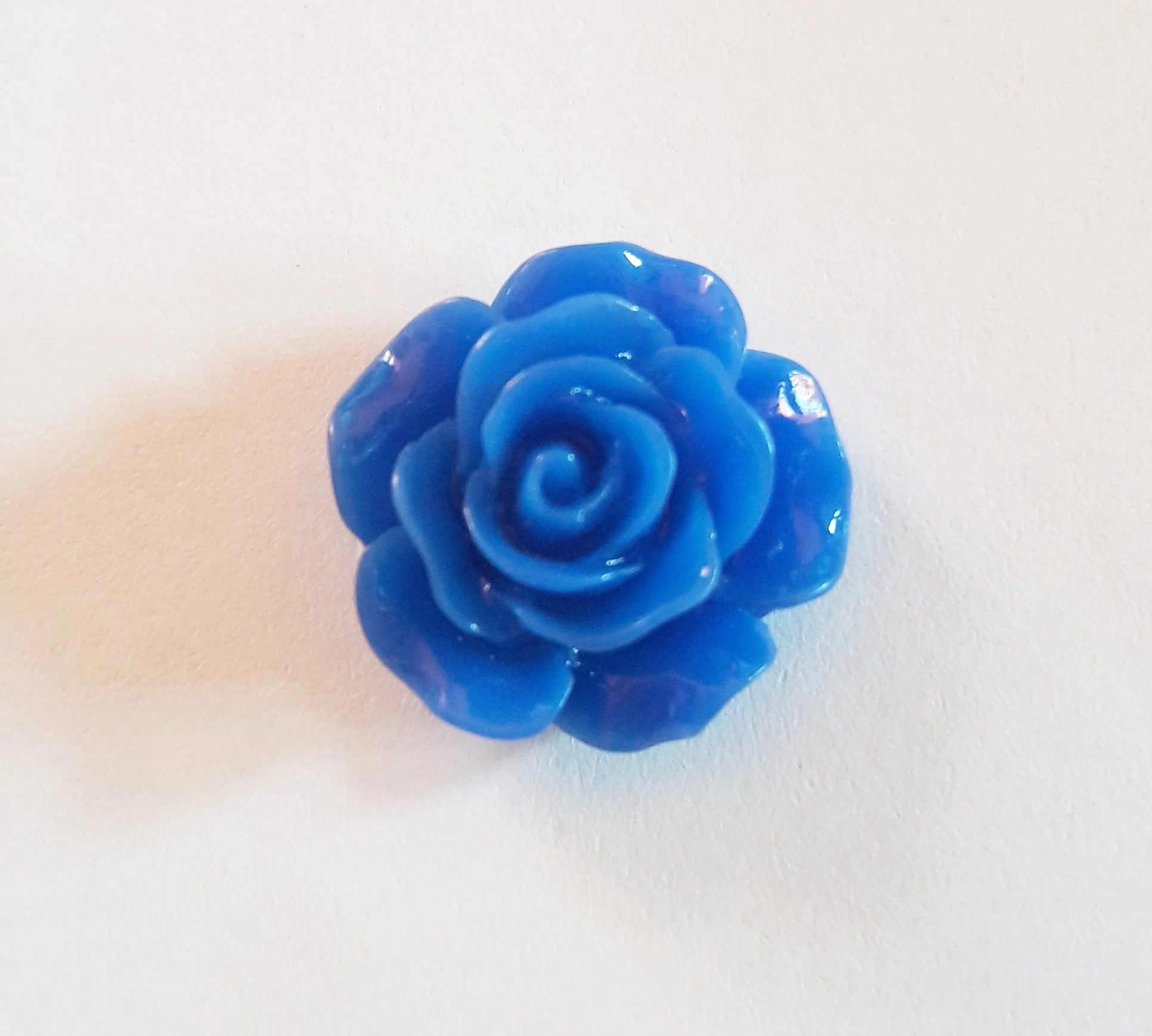 Műgyanta virág kaboson, sötétkék, 14x6 mm