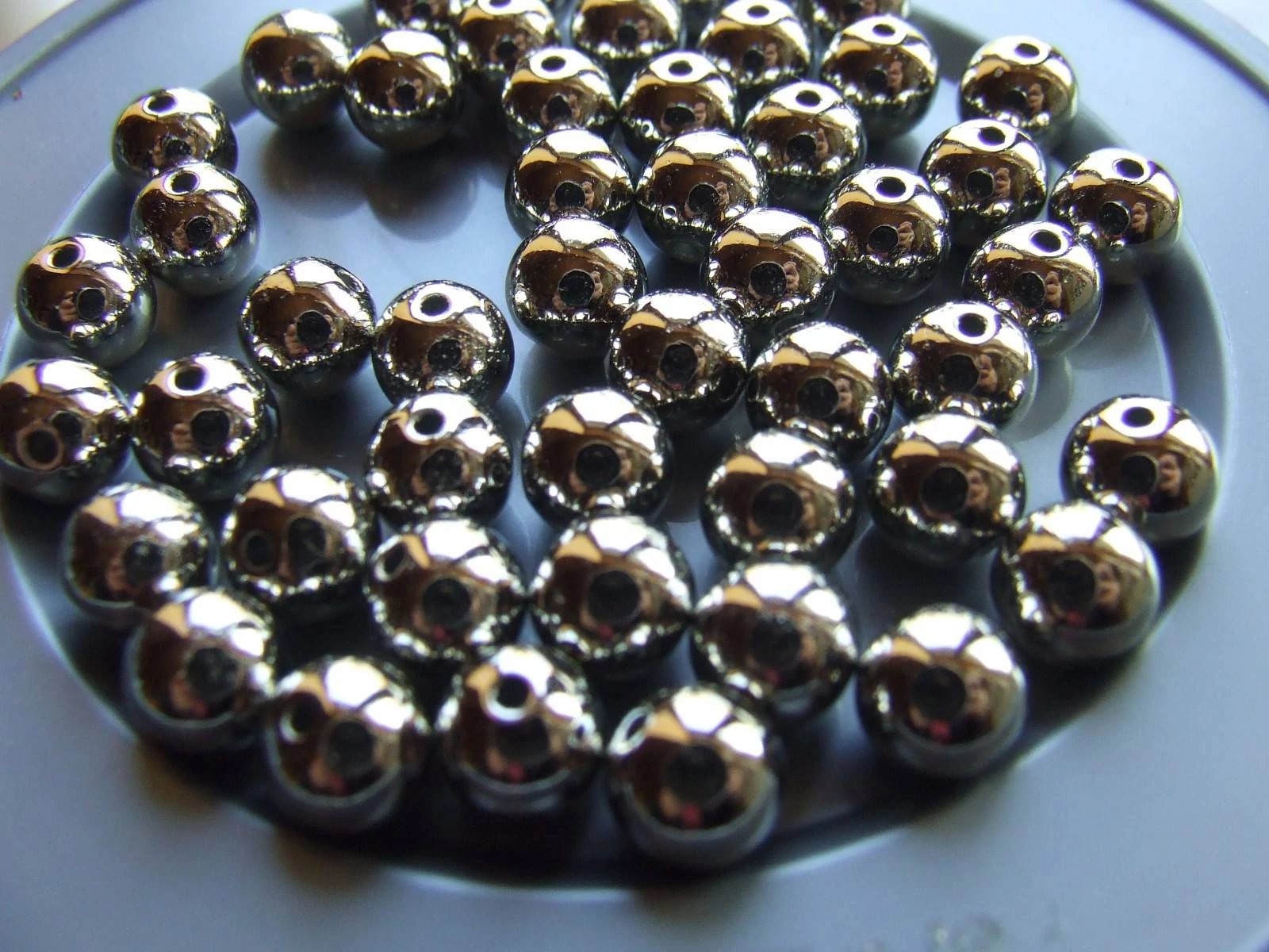 Ezüst színű, fényes akril gyöngy, köztes, 8 mm