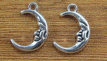 Hold arc fityegő medál, antik ezüst színű, 21x15 mm