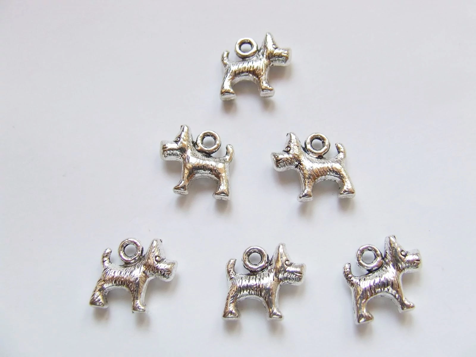 Kutya, kutyus fityegő, medál, antik ezüst színű, 14x13x3 mm