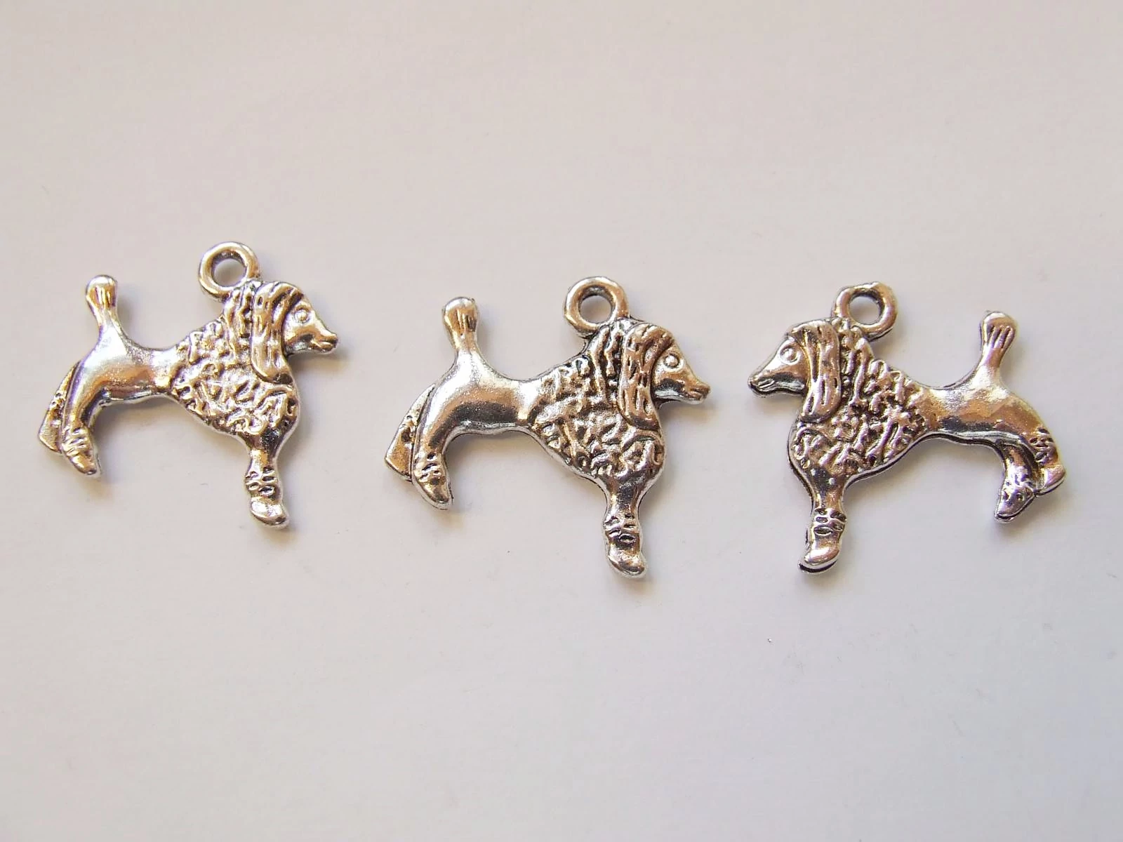 Kutya, kutyus fityegő, medál, antik ezüst színű, 19x19 mm