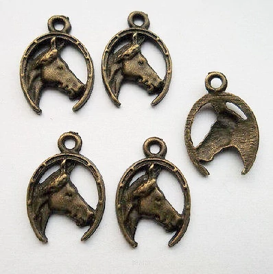 Ló, paci, patkó fityegő, medál, antik bronz színű, 20x15 mm