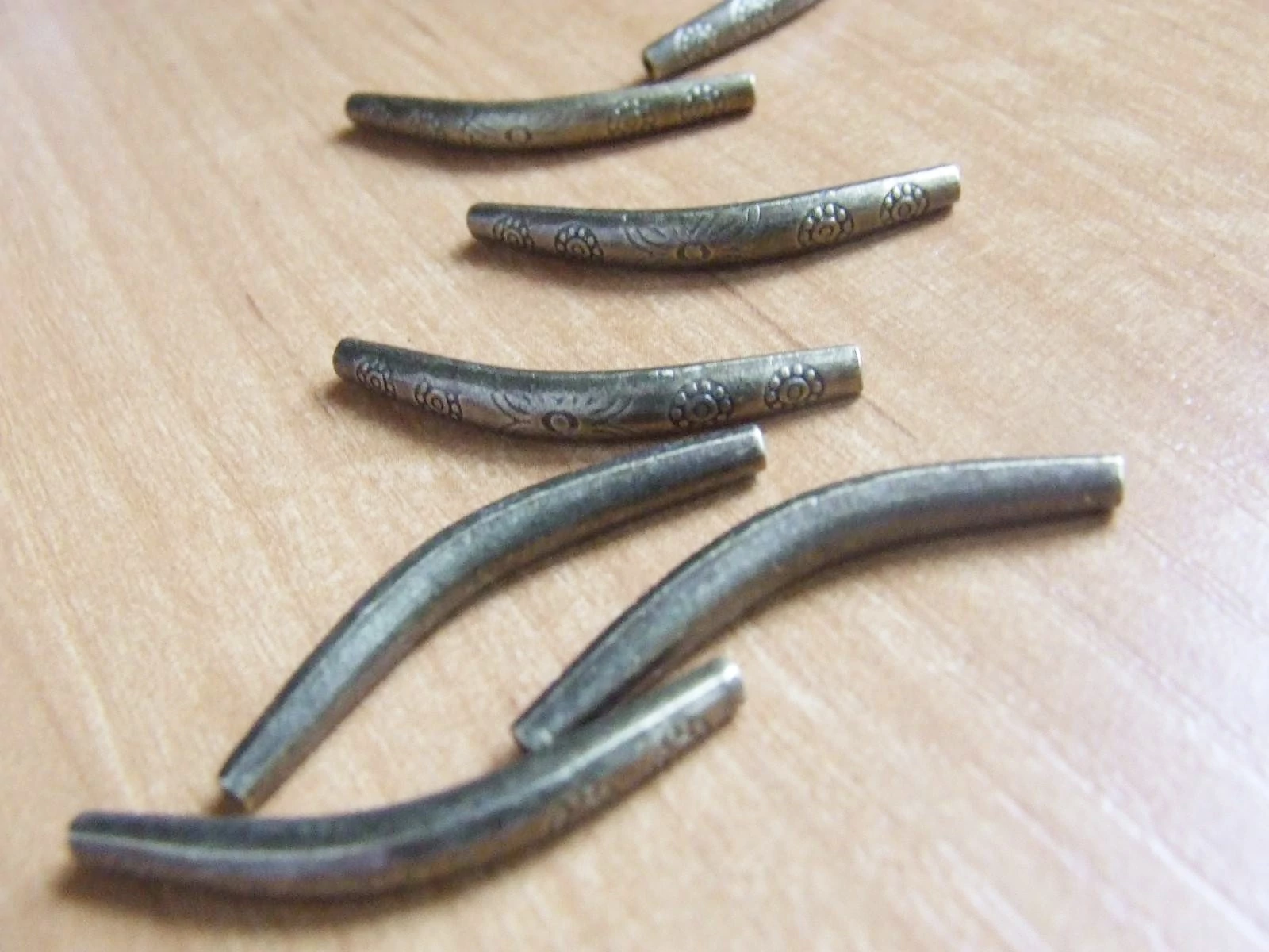 Mintás hajlított cső köztes, antik bronz színű, 36x4 mm