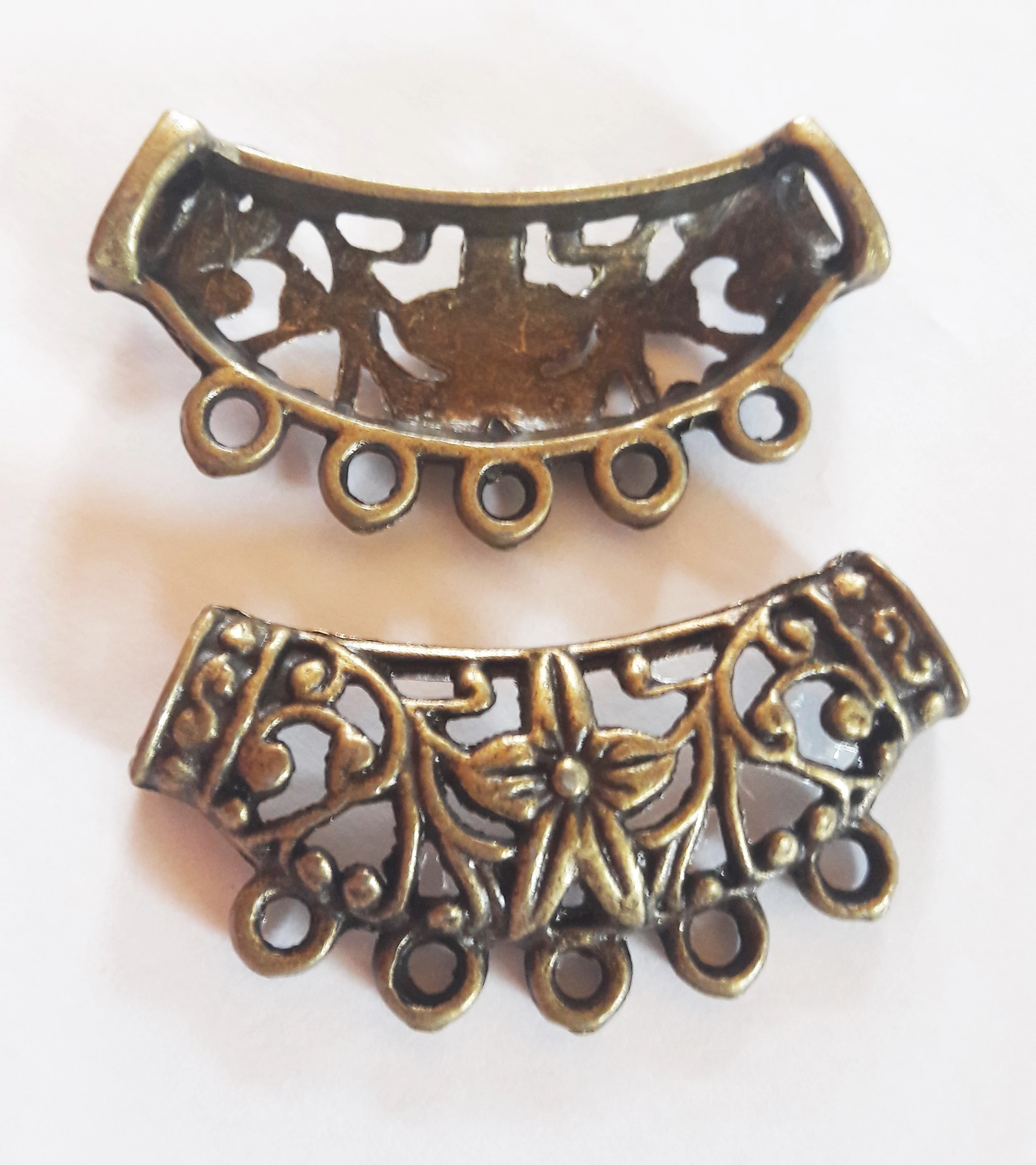 Virágos összekötő, medálalap, medálakasztó, medáltartó, antik bronz színű, 37x21x6 mm