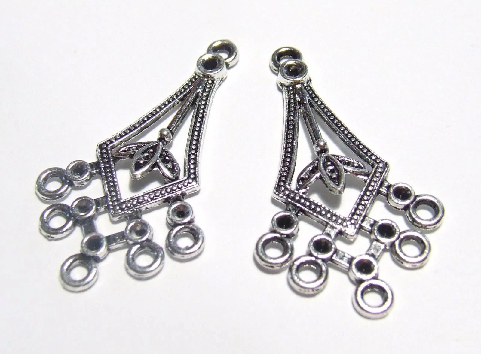 Díszes összekötő, fülbevalóalap, medálalap, antik ezüst színű, 39x22 mm