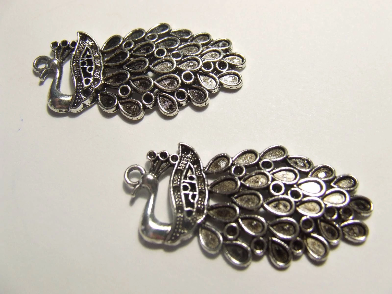 Páva, madár medál, antik ezüst színű, 43x22 mm