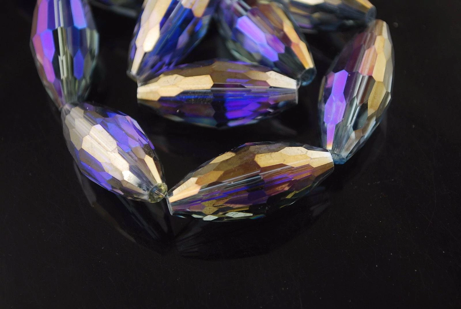 Óriás kék, lila, sárga színjátszó csiszolt rizs üveg gyöngy, 35x15 mm