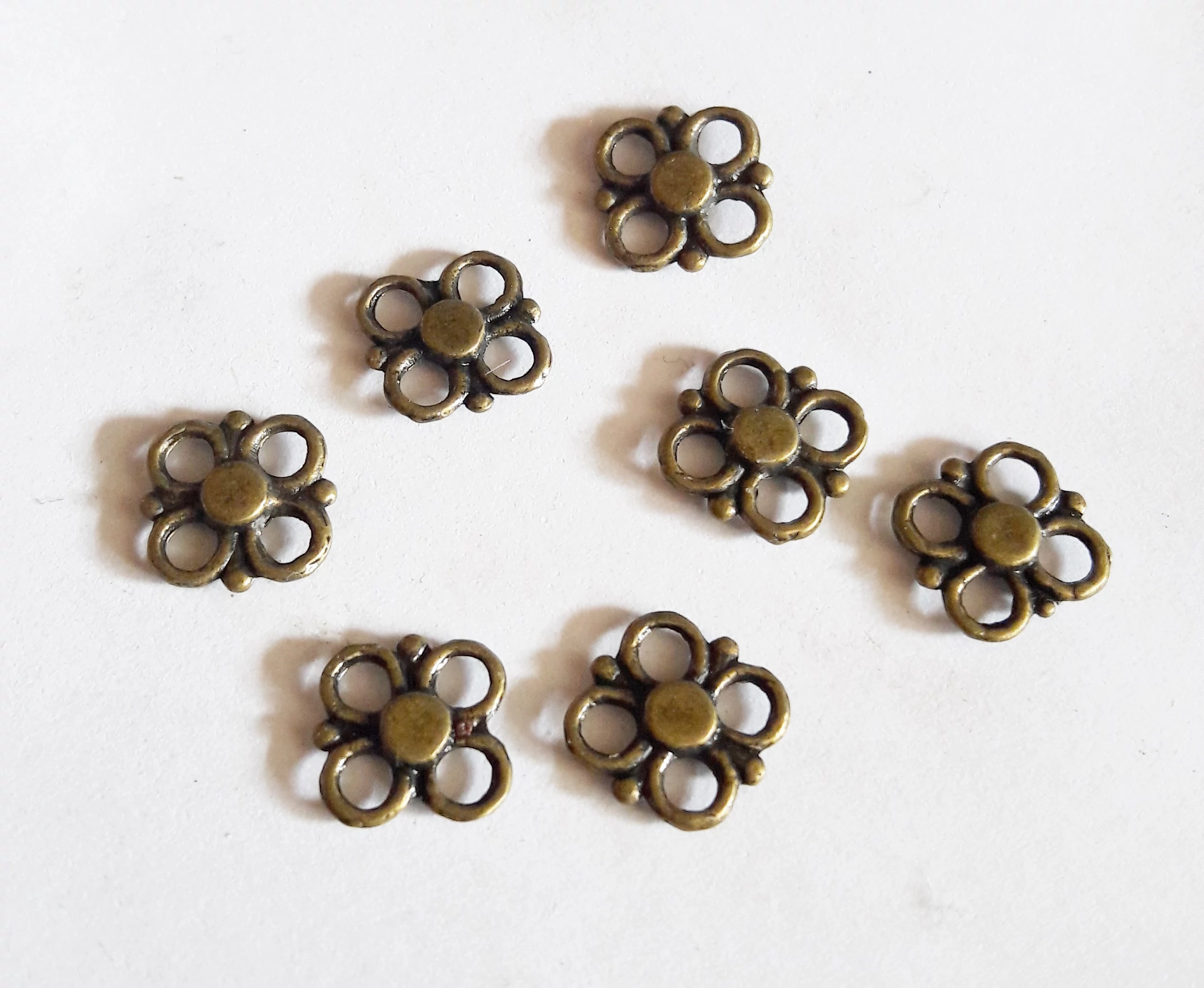 Kis négy ágú összekötő, fityegő, medál, antik bronz színű, 8x8 mm