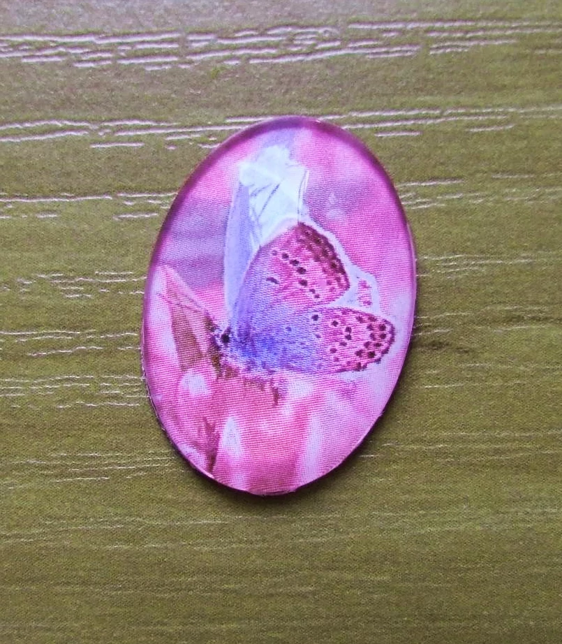 Lepke mintás üveglencse, kaboson, 25x18 mm