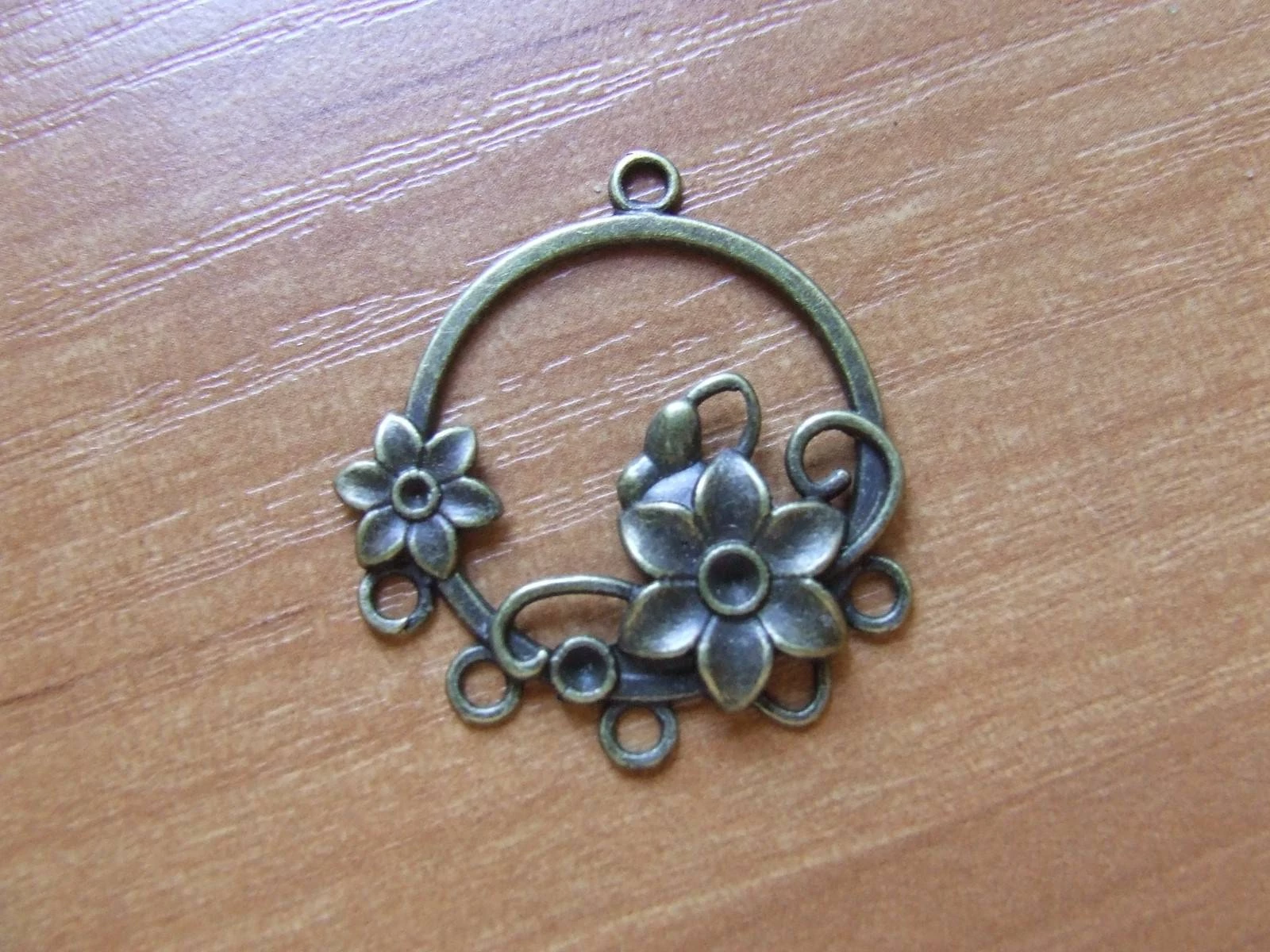 Virágos összekötő, medálalap, fülbevalóalap, antik bronz színű, 35x32 mm