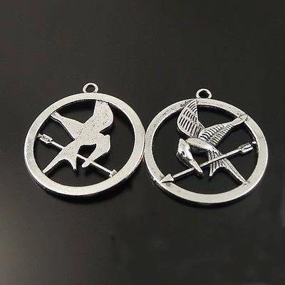Madár, nyíl, fecsegőposzáta fityegő medál, antik ezüst színű, 27x23 mm