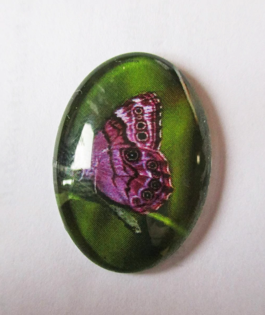 Lila lepke mintás üveglencse, kaboson, 25x18 mm