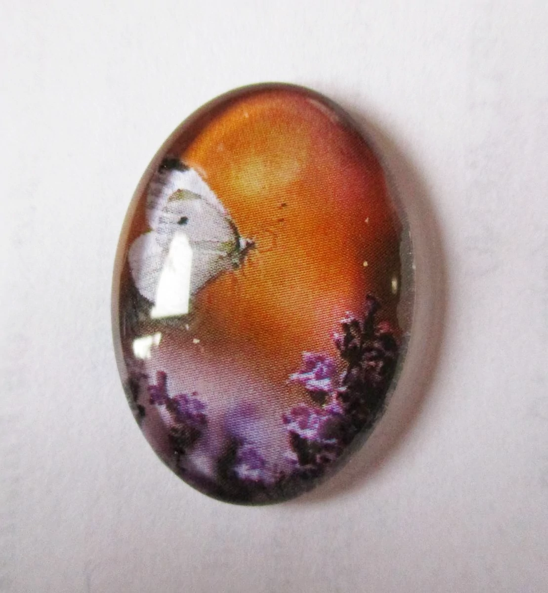 Levendula virág, lepke mintás üveglencse, kaboson, 25x18 mm