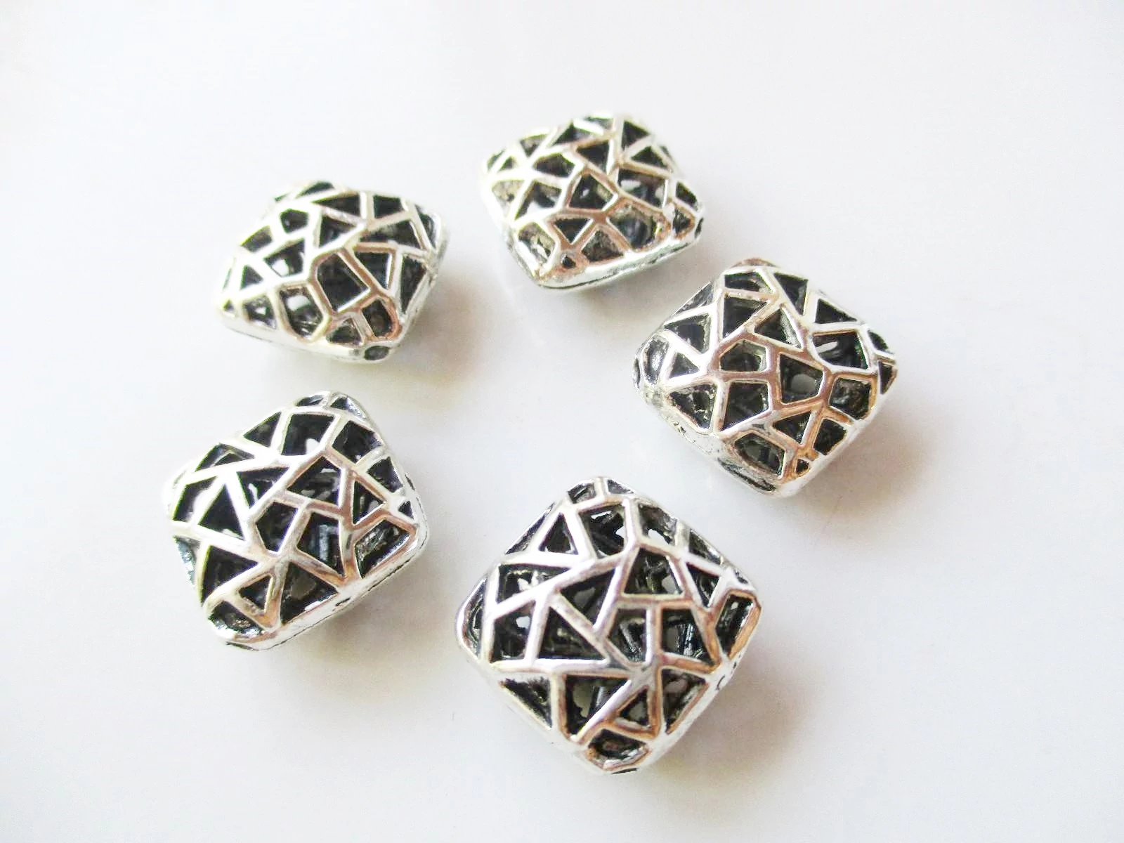 Áttört négyzet köztes, antik ezüst színű, 14x7 mm