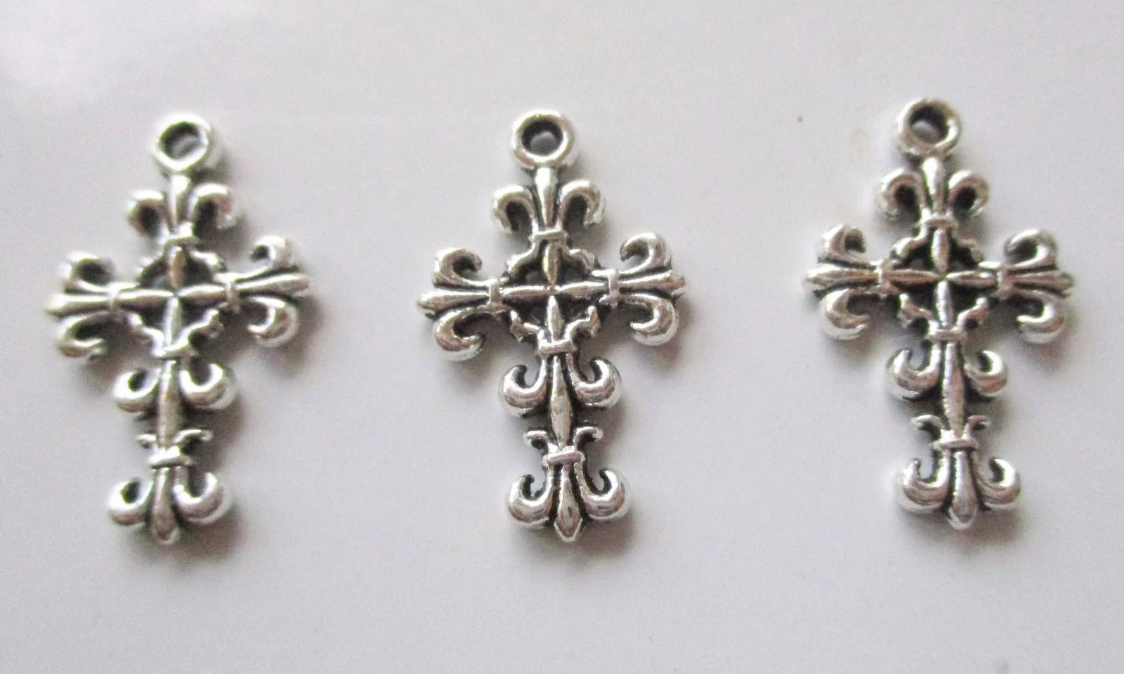 Kereszt fityegő, medál, antik ezüst színű, 23x14 mm