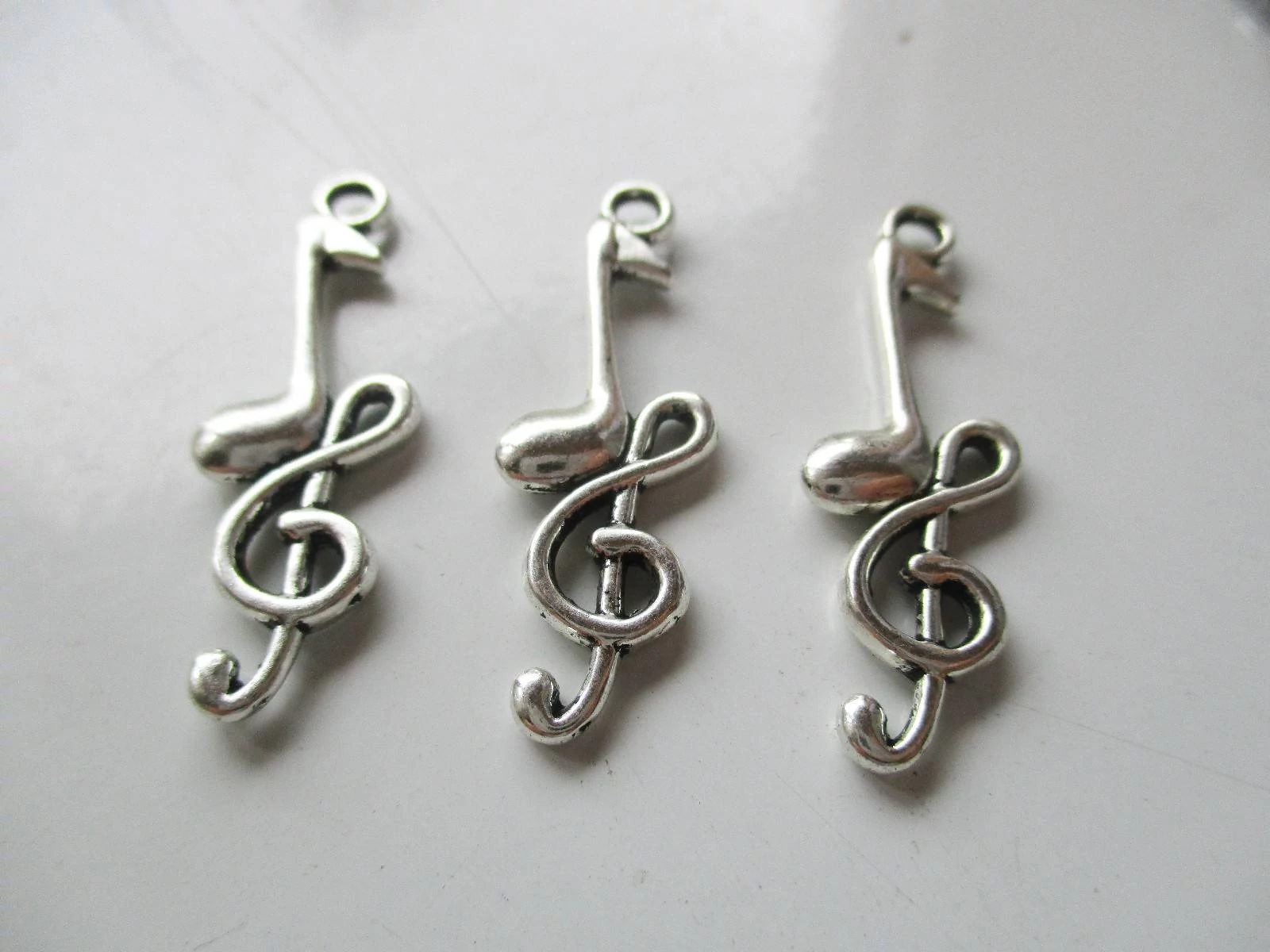 Hangjegy, kotta, violinkulcs fityegő, medál, antik ezüst színű, 32x10 mm