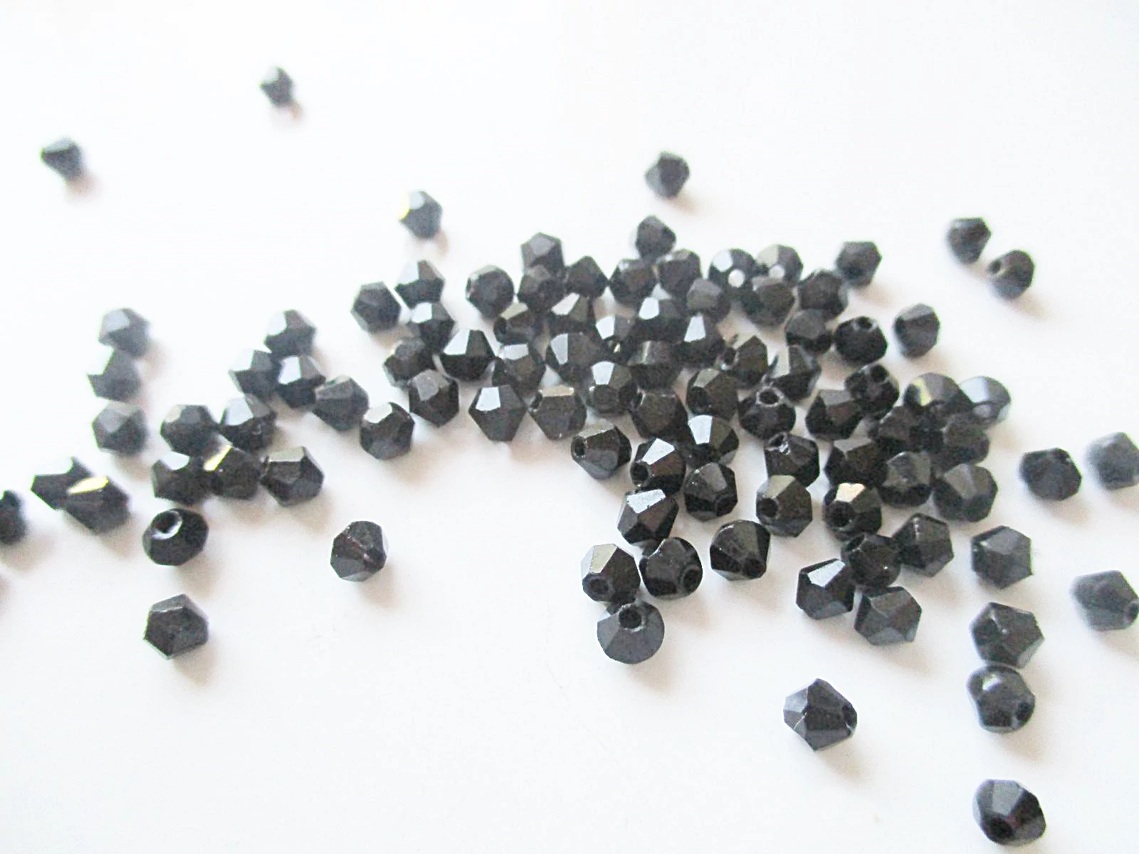 Fekete csiszolt bicone üveg gyöngy, 3 mm