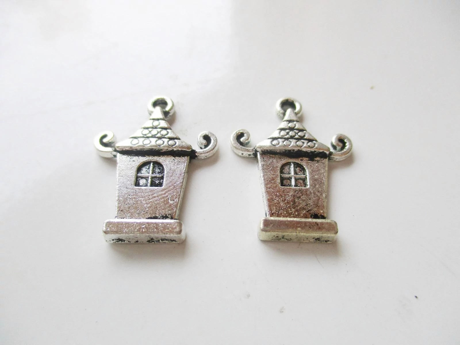 Ház, házikó fityegő, medál, antik ezüst színű, 21x16 mm