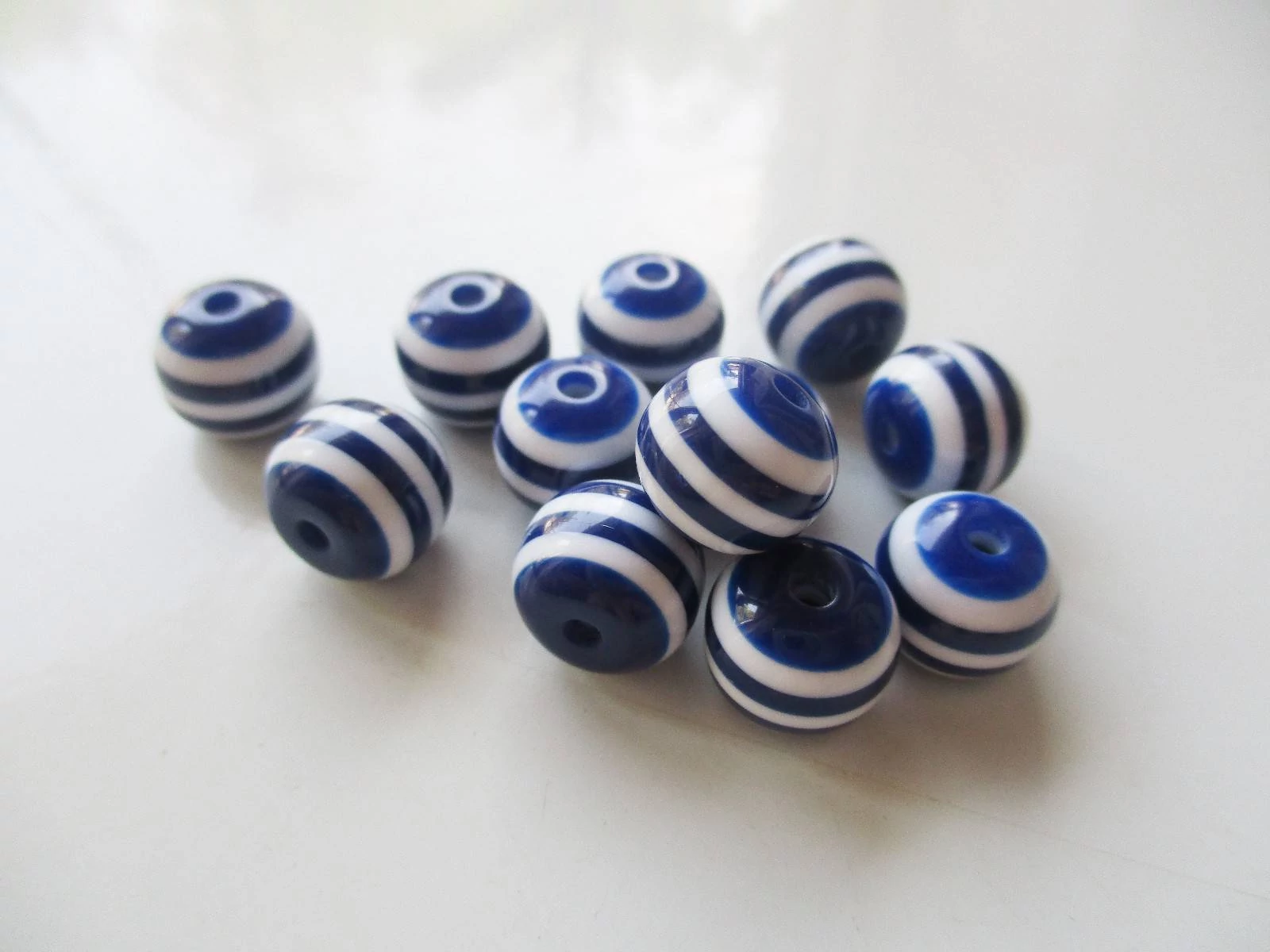 Csíkos gyöngy, műgyanta, sötétkék, 10 mm