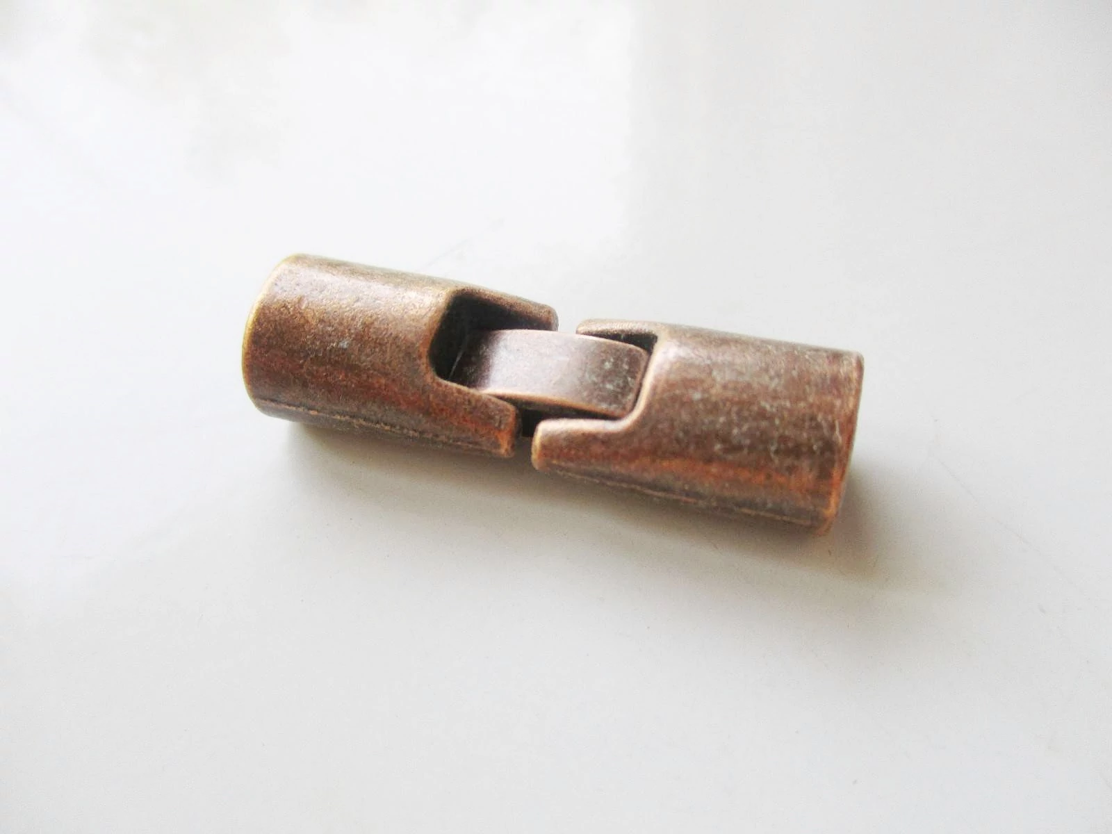 Henger alakú kapocs, bőrhöz, vörösréz színű, 30x9 mm