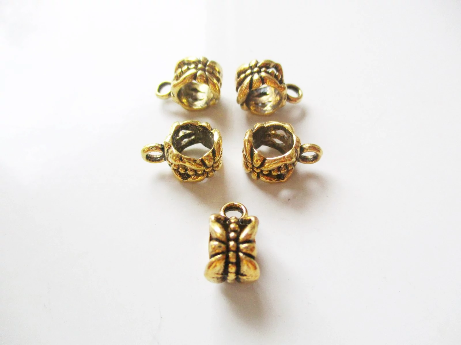 Mintás medálakasztó, medáltartó, antik arany színű, 11x6x8 mm
