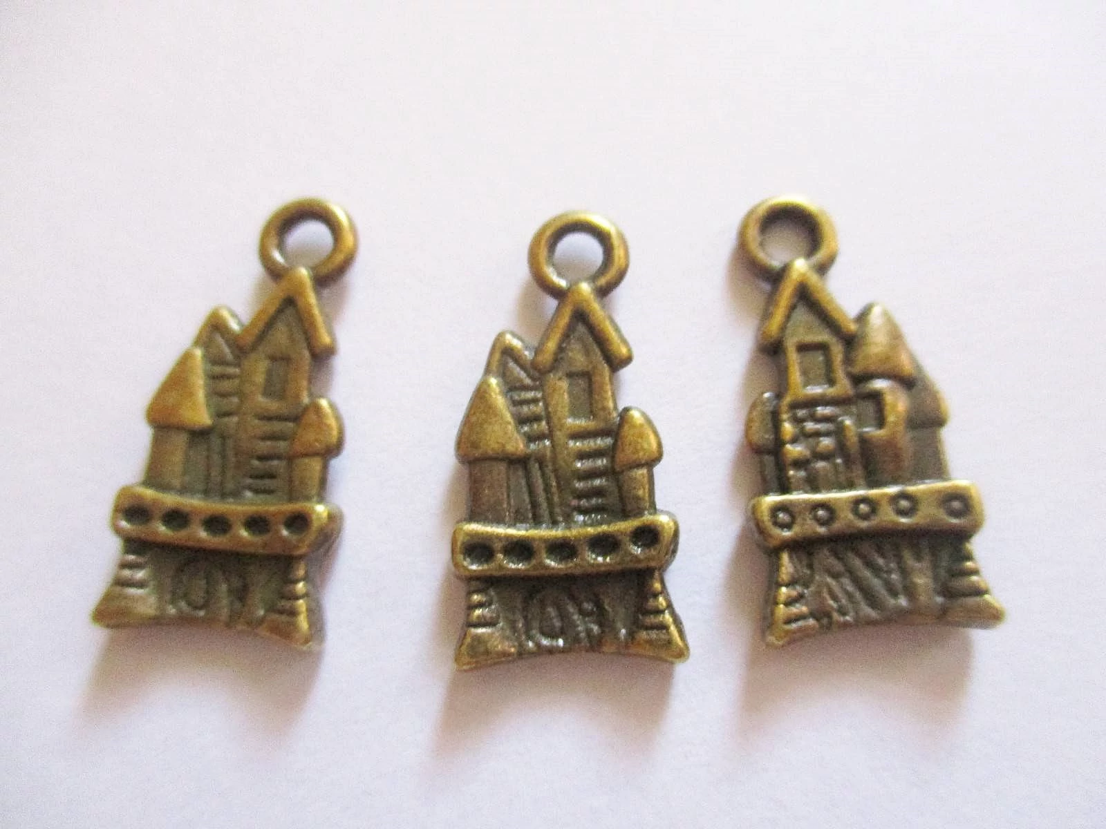 Kastély, vár fityegő, medál, antik bronz színű, 20x10 mm