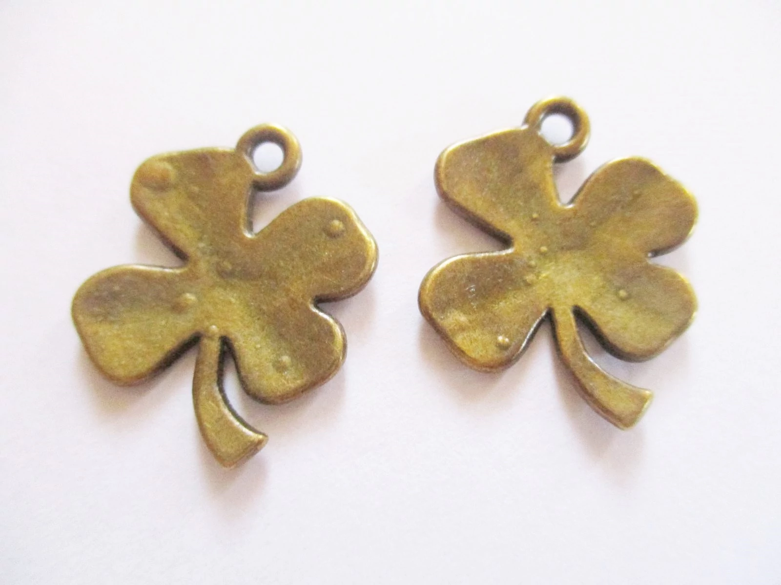 Lóhere, szerencse fityegő, medál, antik bronz színű, 23x19 mm