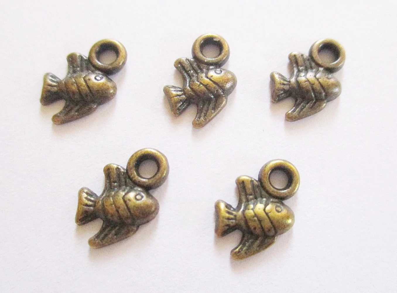 Pici hal fityegő, medál, antik bronz színű, 10x9 mm