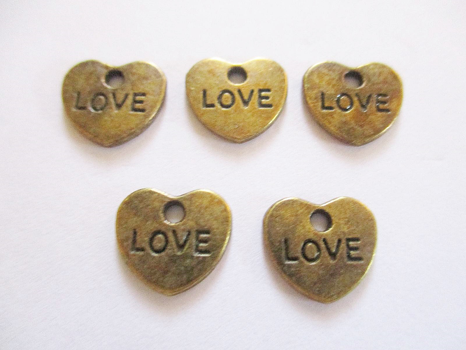 Love feliratos szív fityegő, medál, antik bronz színű, 10x9 mm