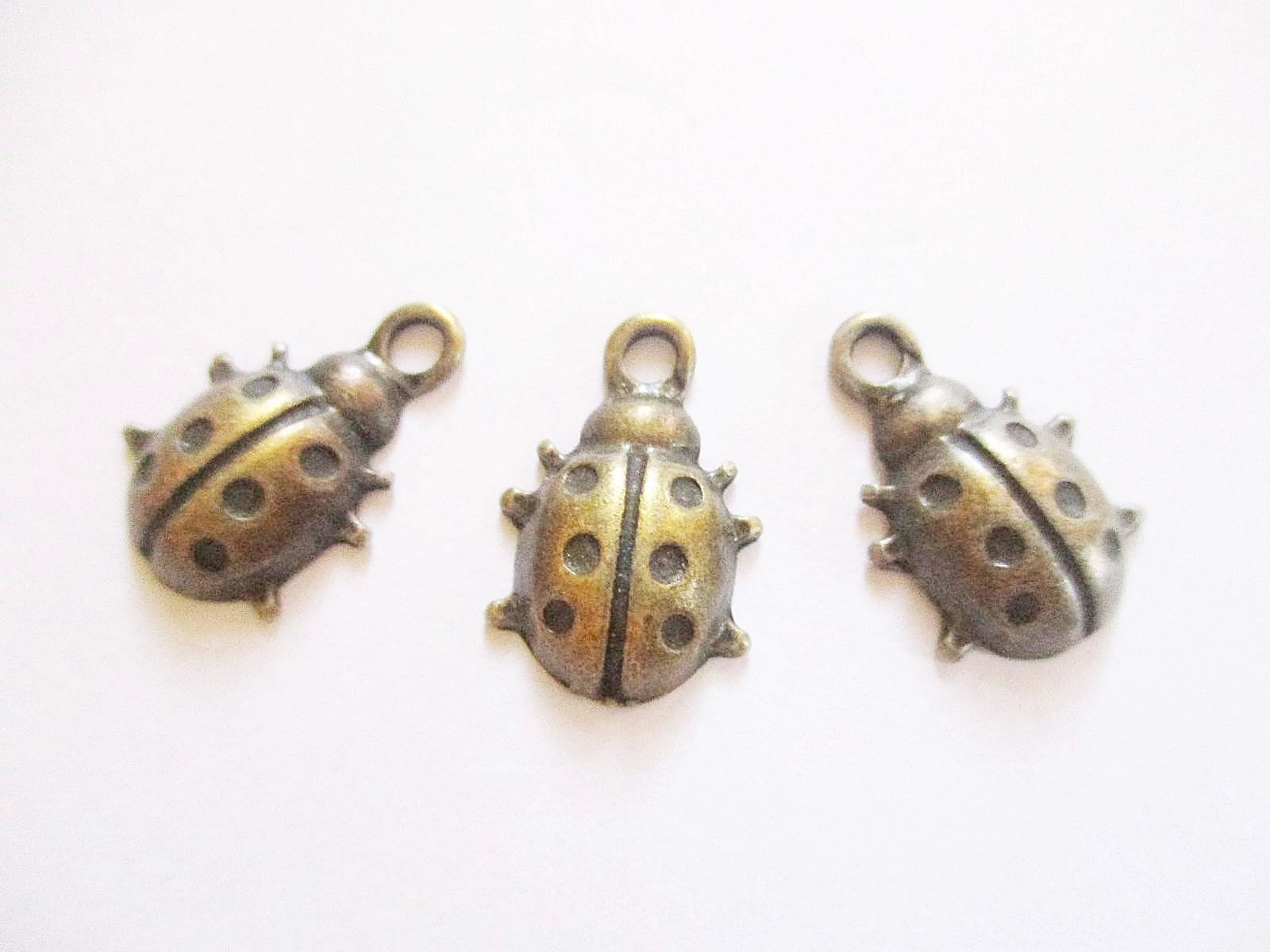 Katicabogár fityegő, medál, antik bronz színű, 18x12 mm