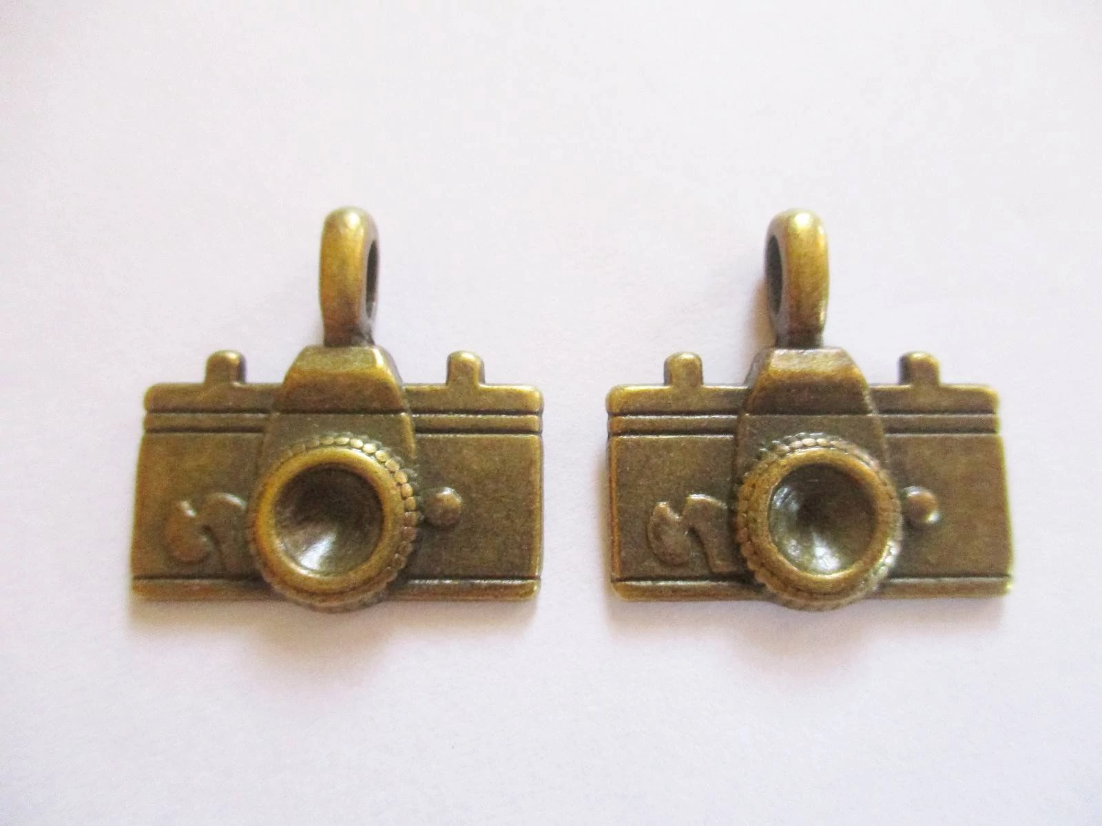 Fényképező fityegő, medál, antik bronz színű, 20x21 mm