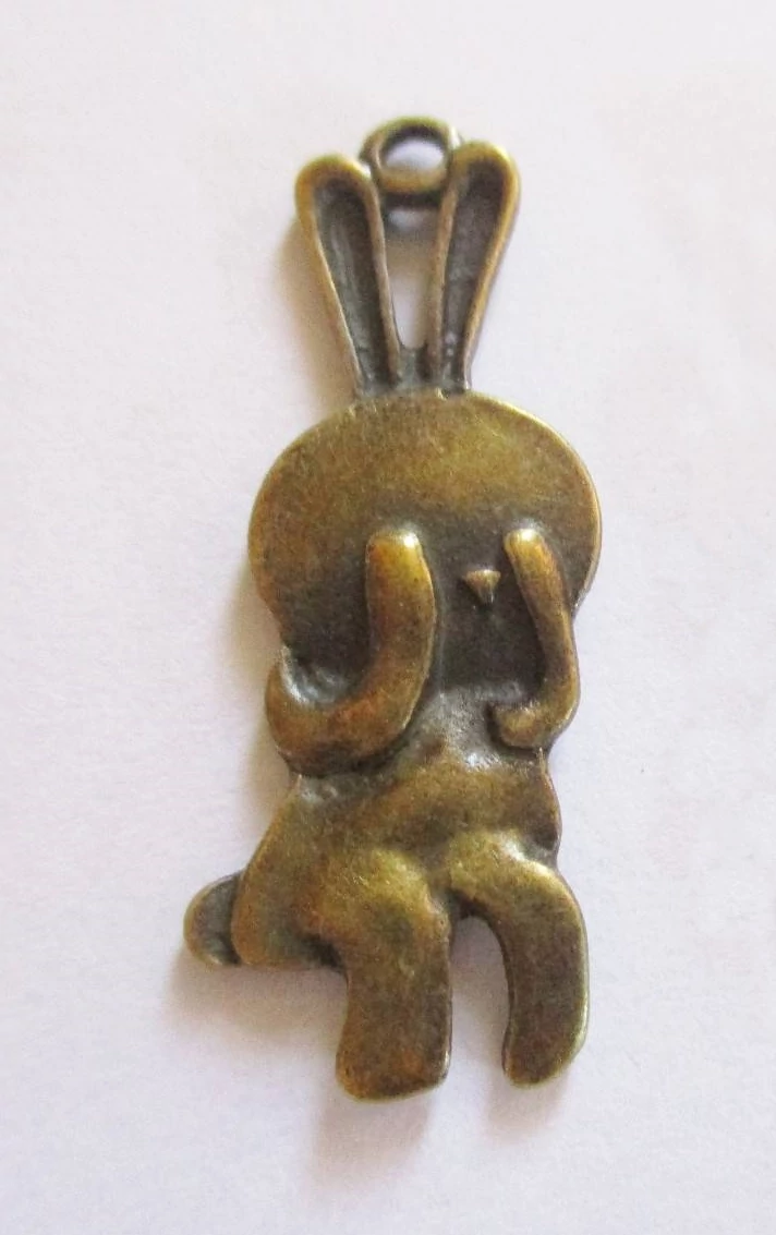 Nyúl, nyuszi fityegő, medál, antik bronz színű, 33x12 mm