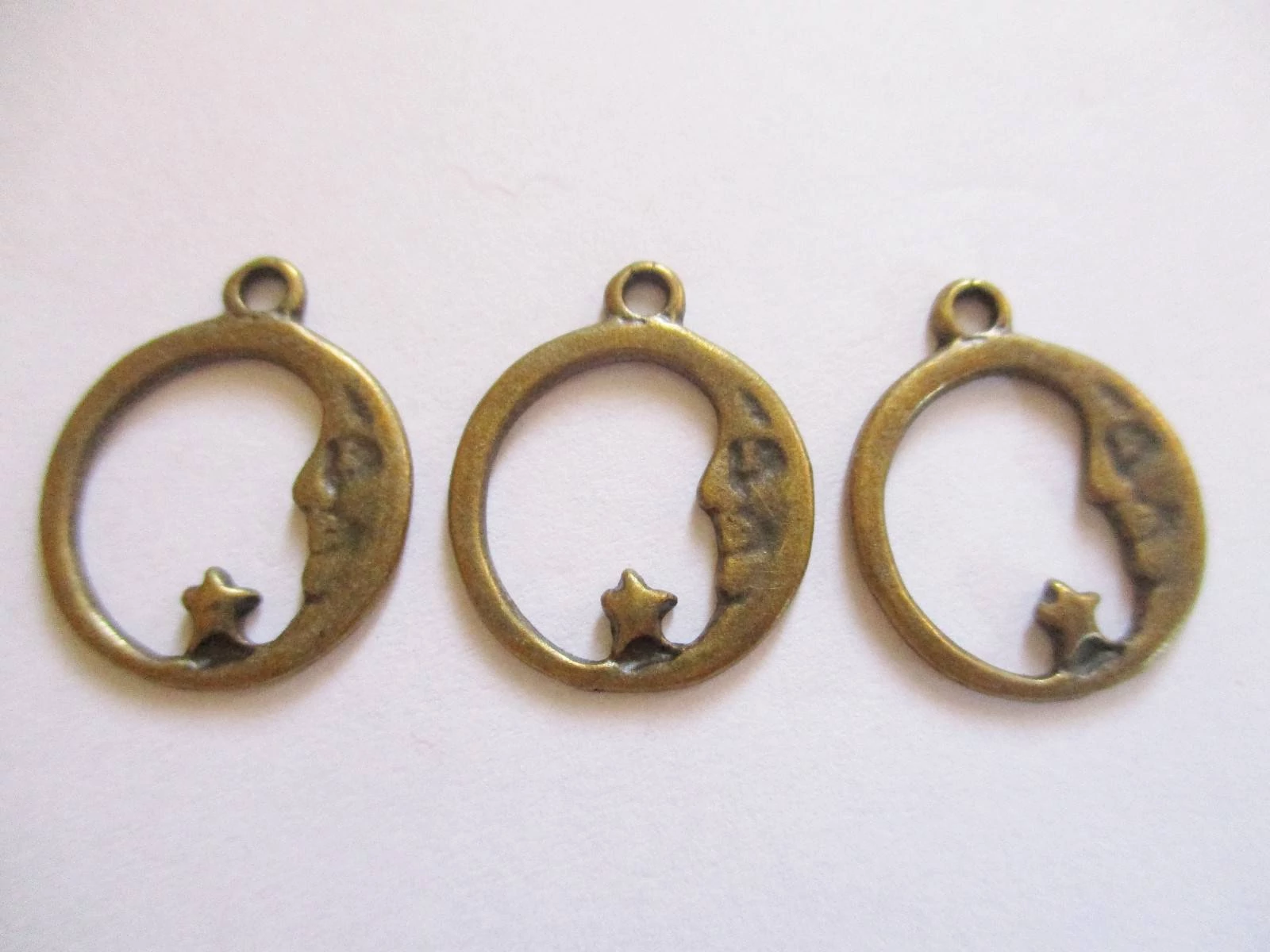 Hold, csillag fityegő, medál, antik bronz színű, 20x16 mm