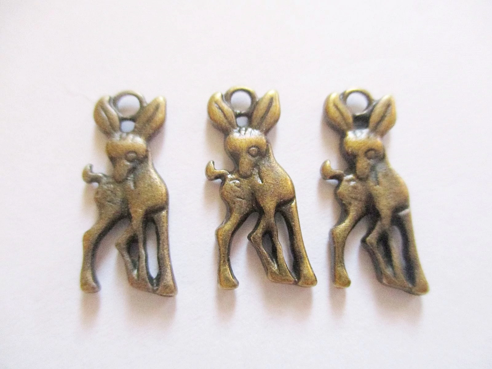 Őz, őzike fityegő, medál, antik bronz színű, 19x8 mm