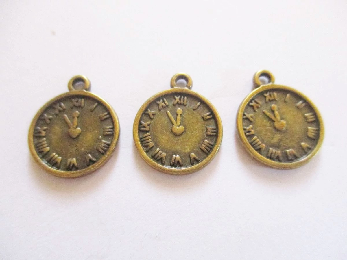 Óra fityegő, medál, antik bronz színű, 16x13 mm