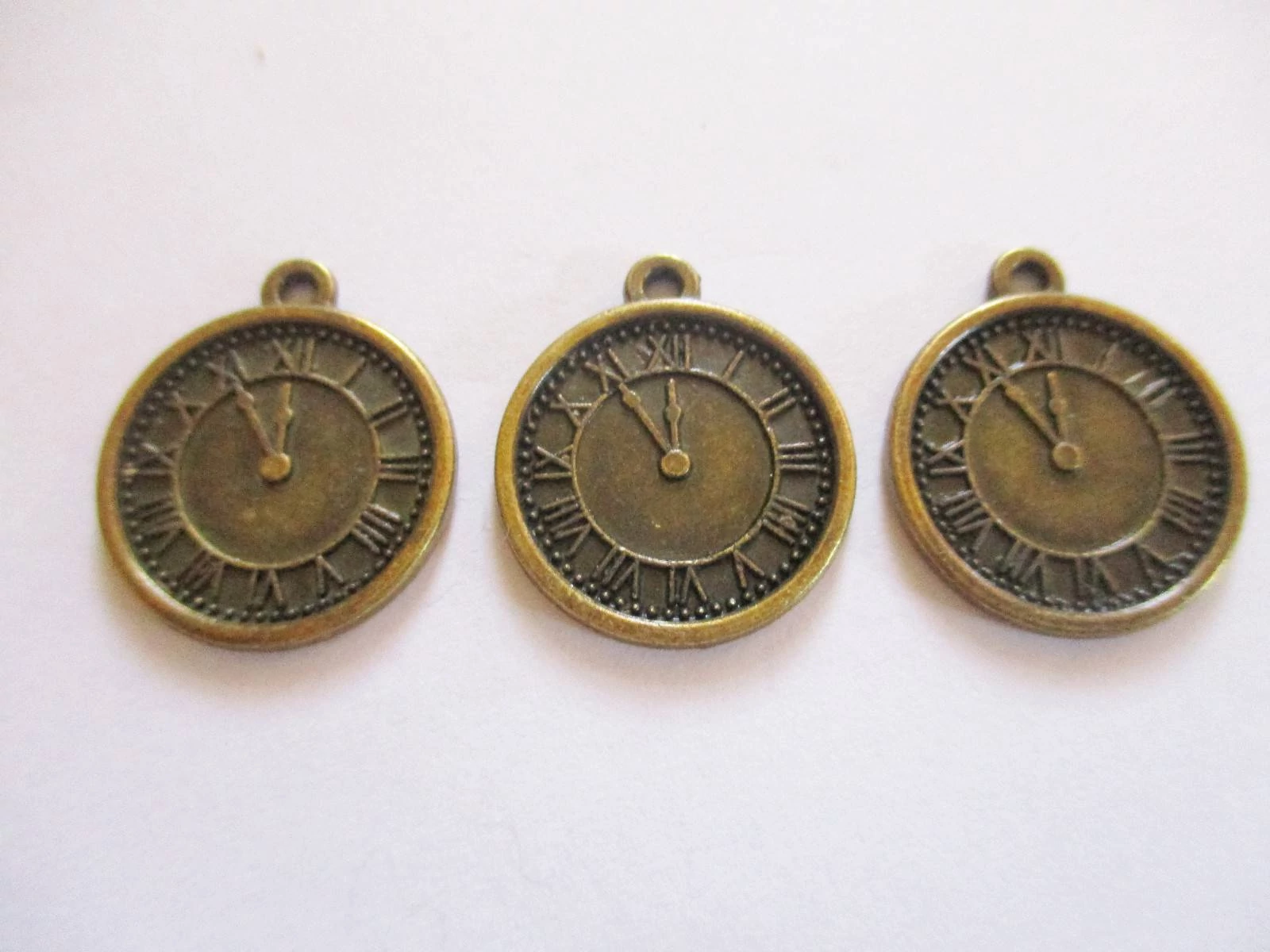 Óra fityegő, medál, antik bronz színű, 21x18 mm