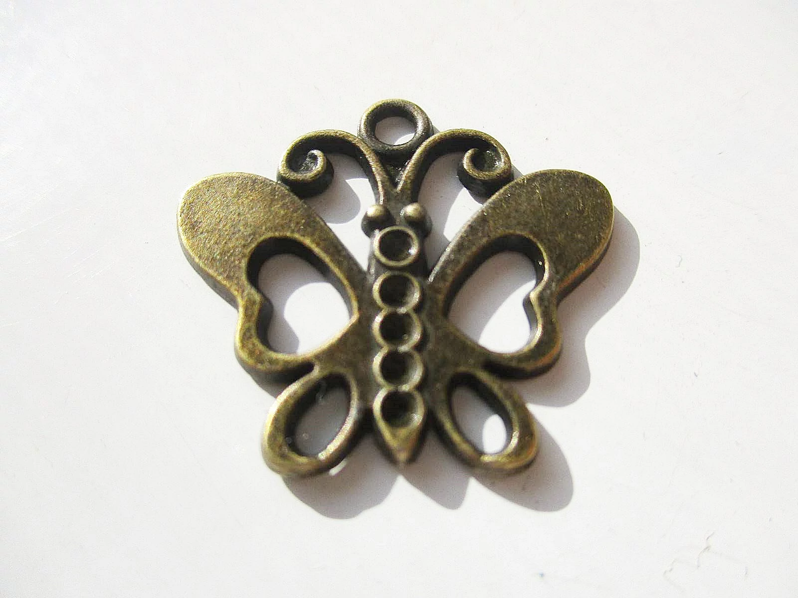 Lepke, pillangó fityegő, medál, antik bronz színű, 24x22 mm