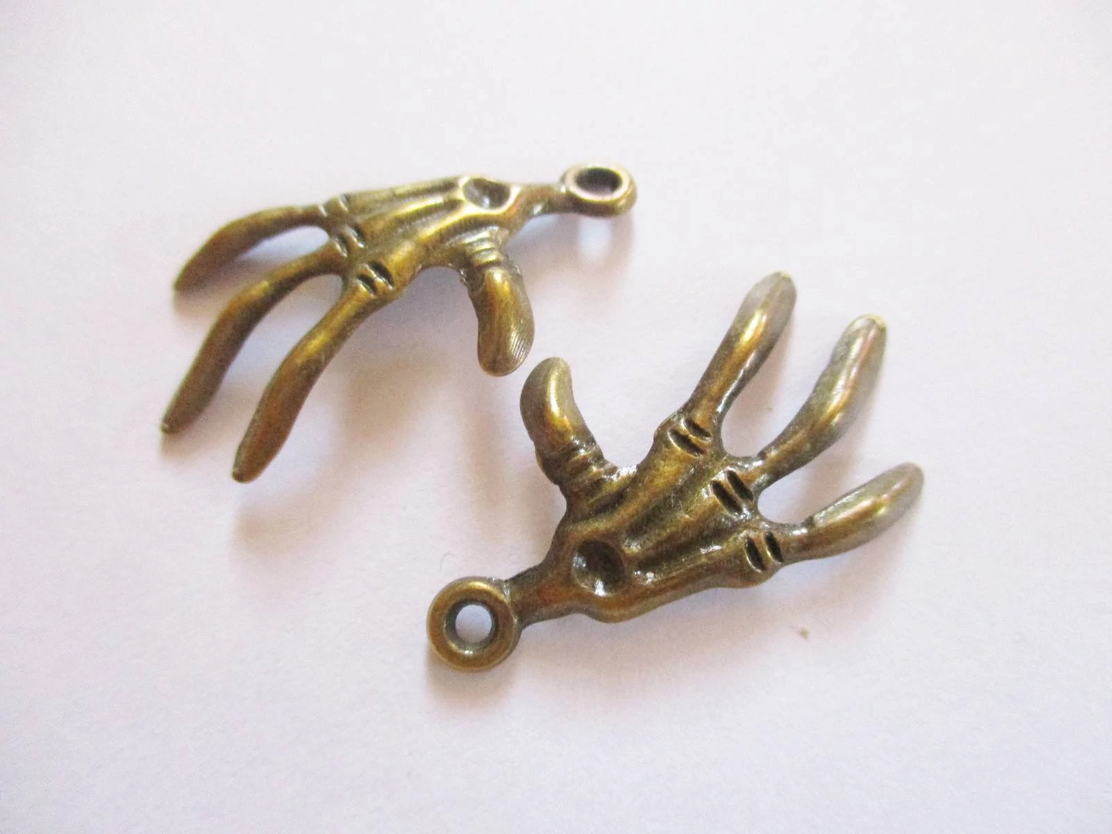 Csont kéz, karom fityegő, medál, antik bronz színű, 30x19 mm