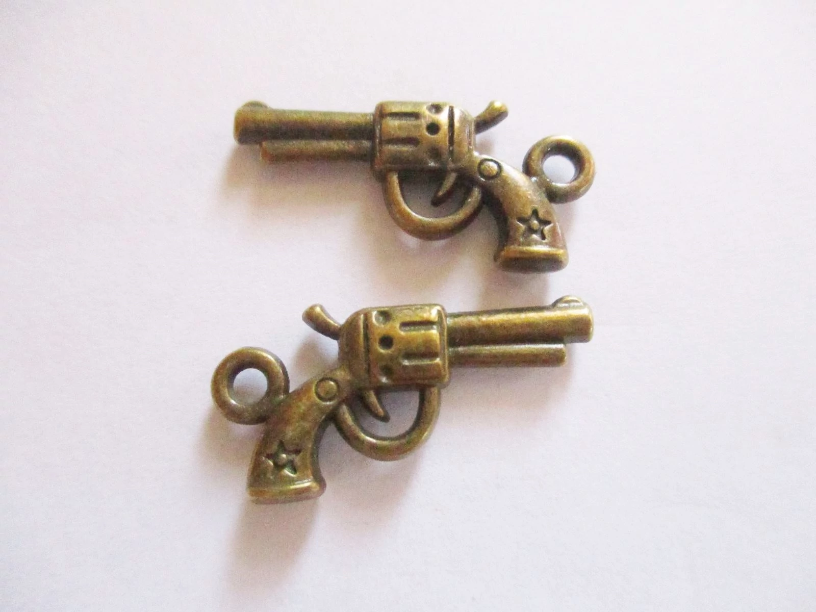 Pisztoly fityegő, medál, antik bronz színű, 24x11 mm