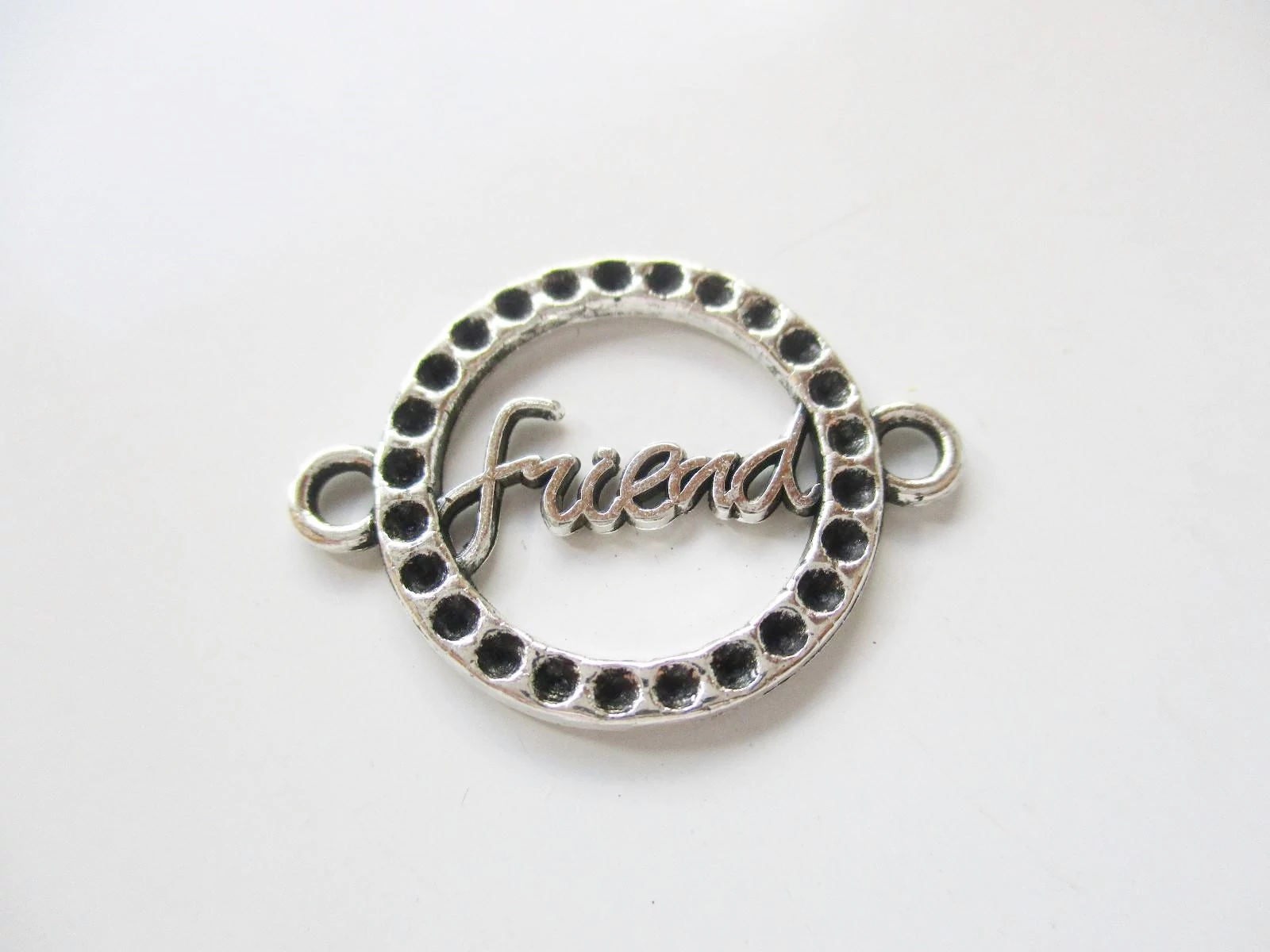 Friend, barát feliratos összekötő, fityegő, medál, antik ezüst színű, 24x18 mm