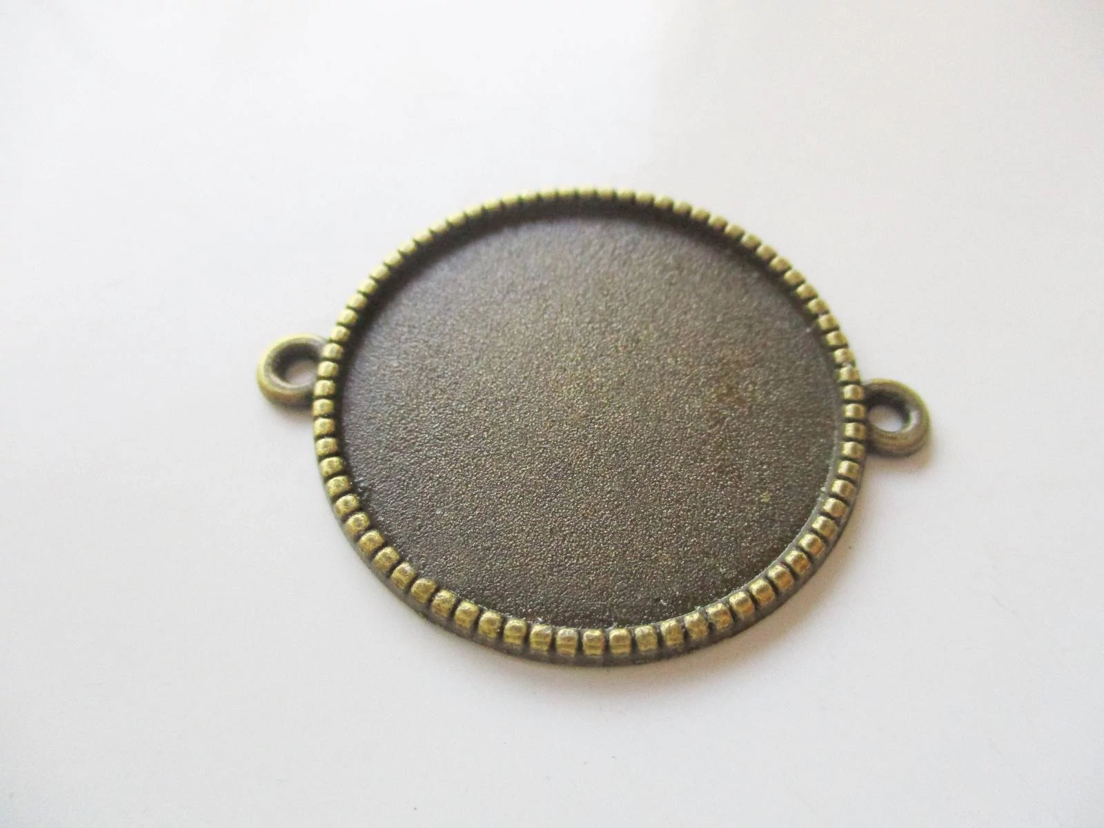 Kerek medálalap, összekötő, antik bronz színű, 34x28 mm, 25 mm-es lencséhez