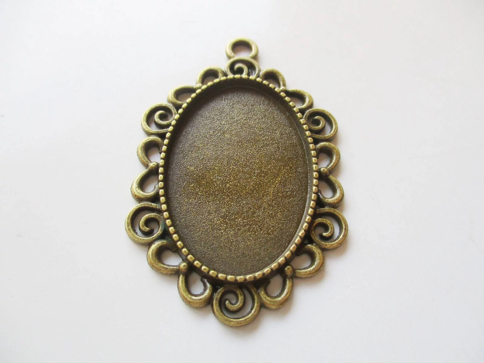 Ovális medálalap, antik bronz színű, 47x30 mm, 30x20 mm-es lencséhez