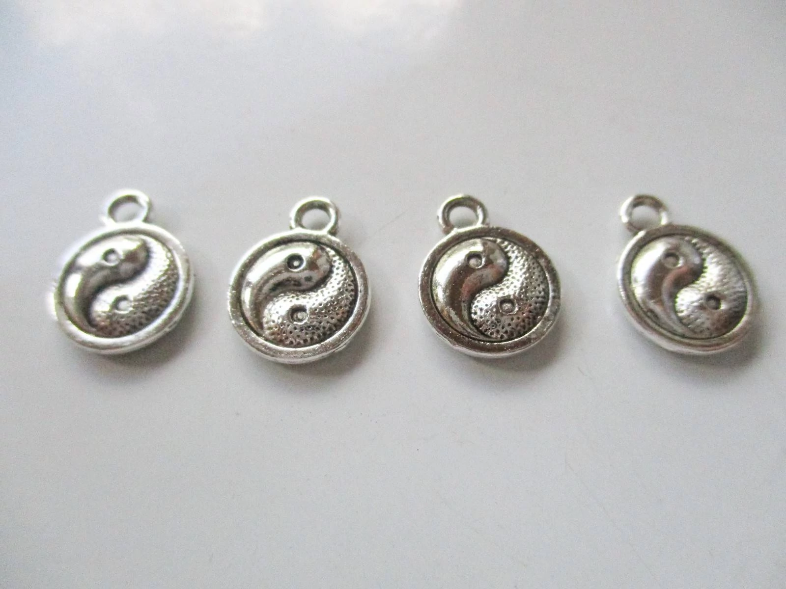 Yin-yang, jin-jang kerek fityegő, medál, antik ezüst színű, 14x11 mm